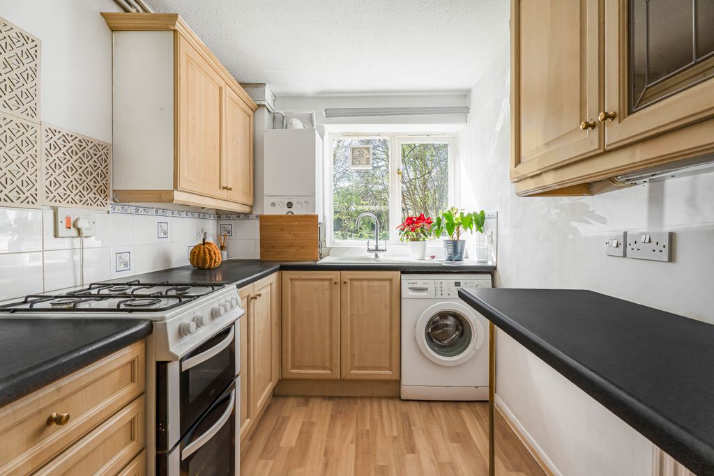 Additional image 4 of 2 bed flat for saleSt Johns Well Court, Berkhamsted HP4
