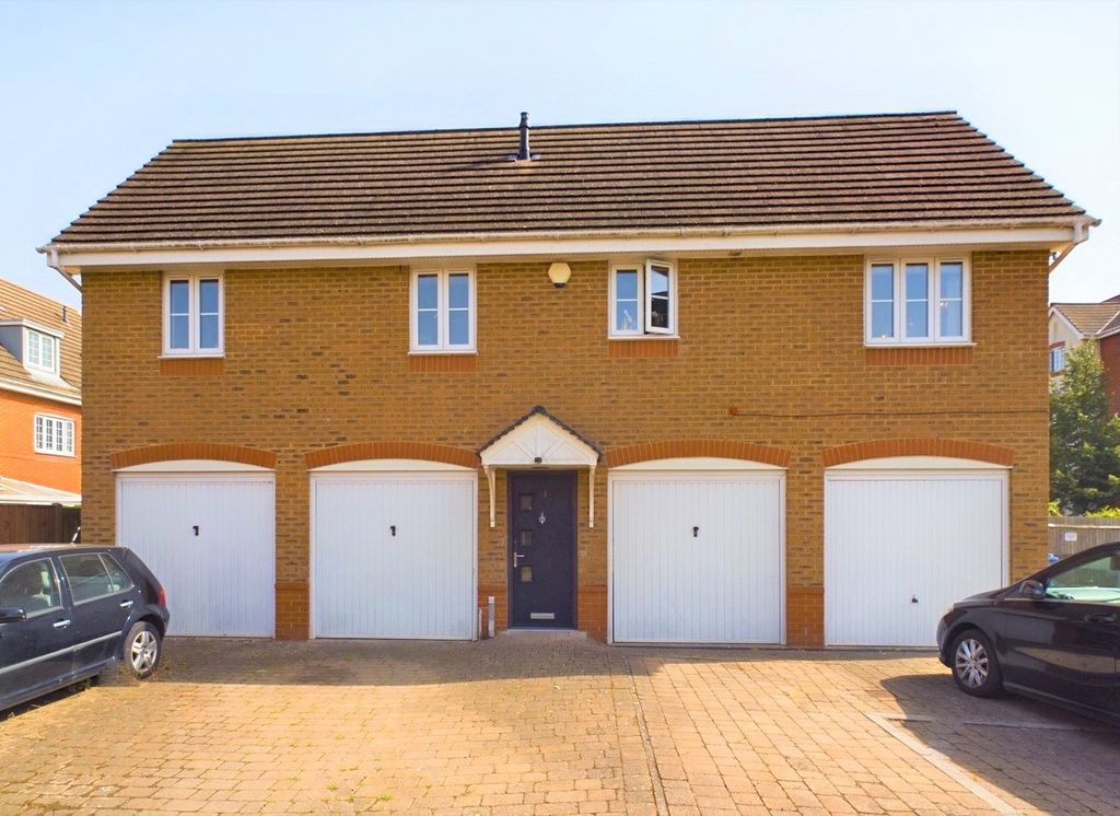 2 bed flat for saleFox Court, Aldershot, Hampshire GU12
