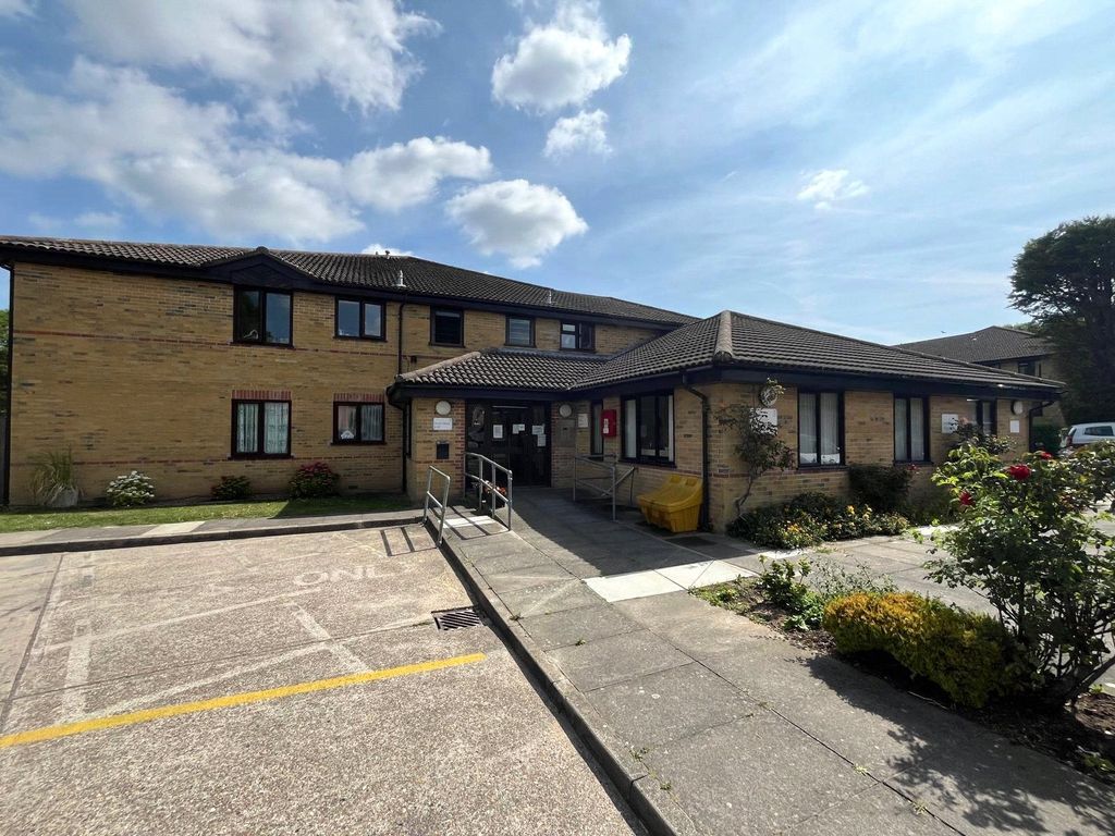 1 bed flat for saleDove Close, Walderslade, Kent ME5