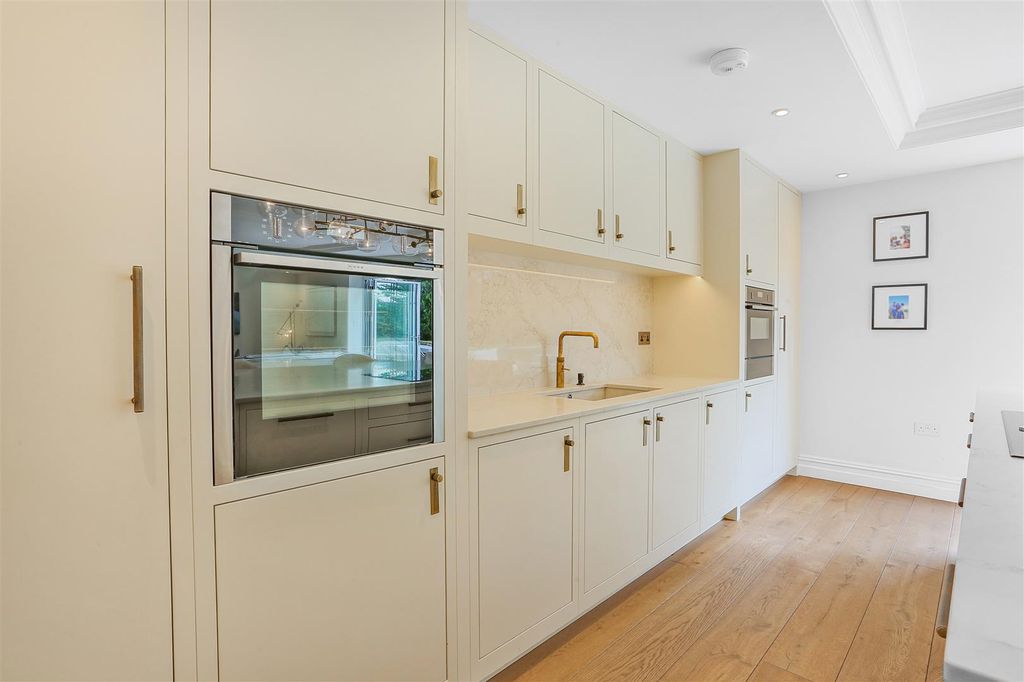 Additional image 12 of 5 bed detached house for saleGreen Curve, Banstead SM7