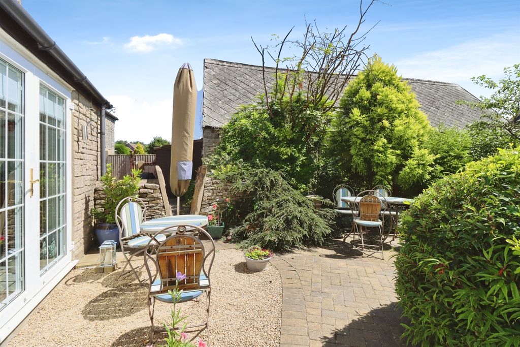 4 bed cottage for saleThe Plain, Hawkesbury Upton, Badminton GL9 photo 2