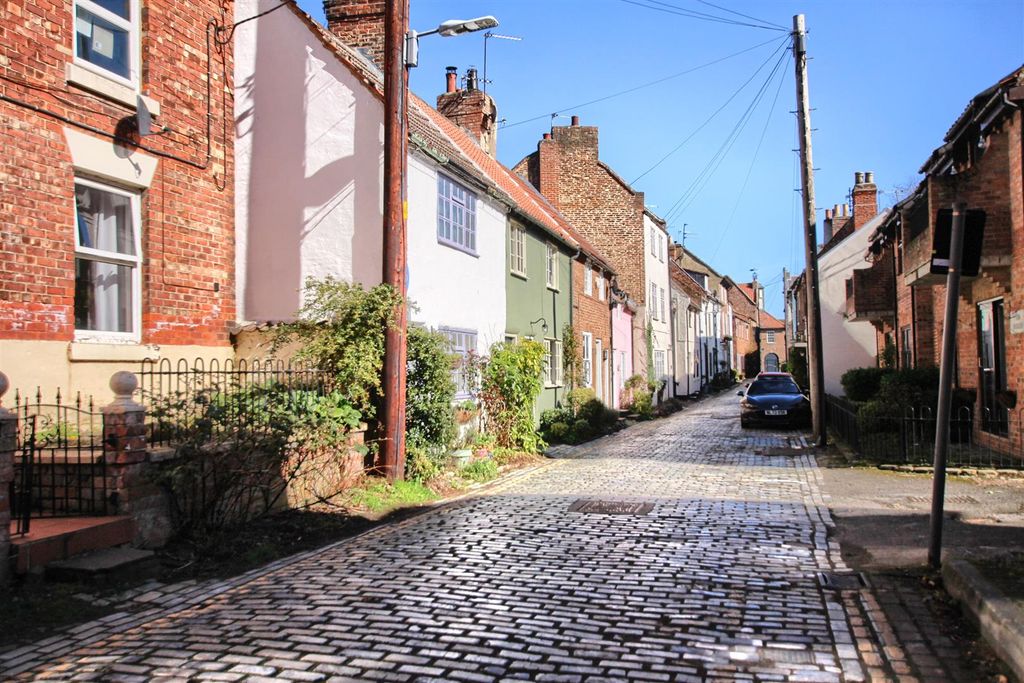 2 bed flat for saleHigh Church Wynd, Yarm TS15