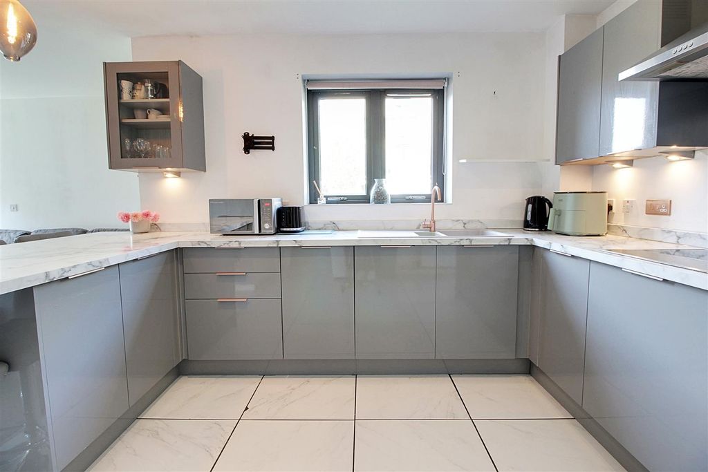 Additional image 12 of 2 bed flat for saleBirtchnell Close, Berkhamsted HP4
