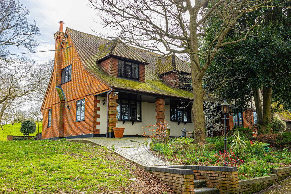 Additional image 2 of 4 bed detached house for saleVicarage Hill, Benfleet SS7