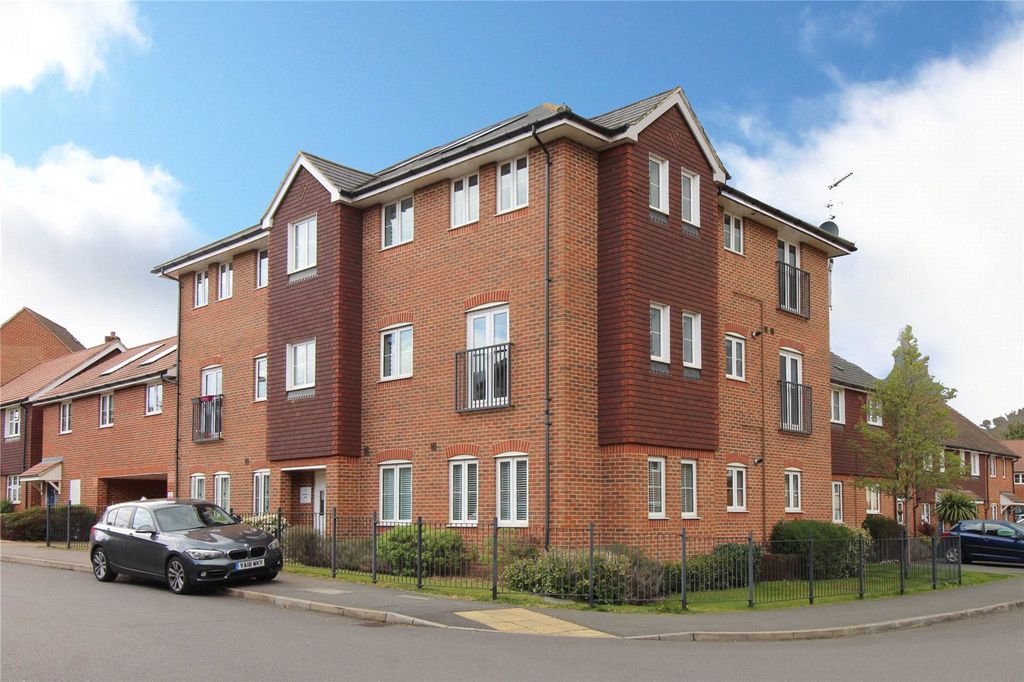 2 bed flat for saleWaterers Way, Bagshot, Surrey GU19