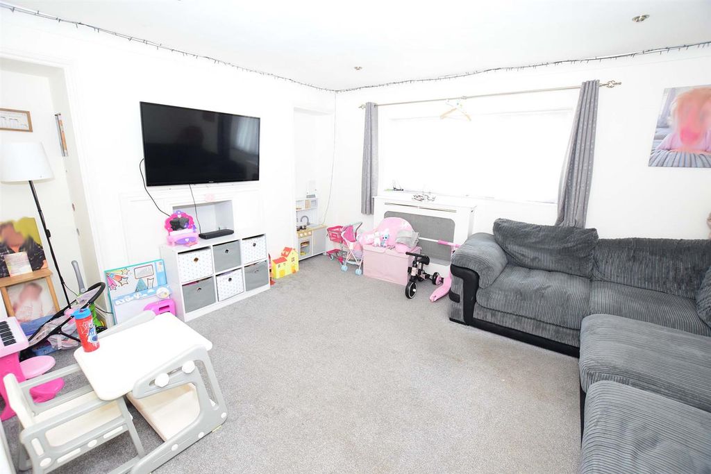 Additional image 4 of 2 bed flat for saleHuckleberry Close, Chatham ME5