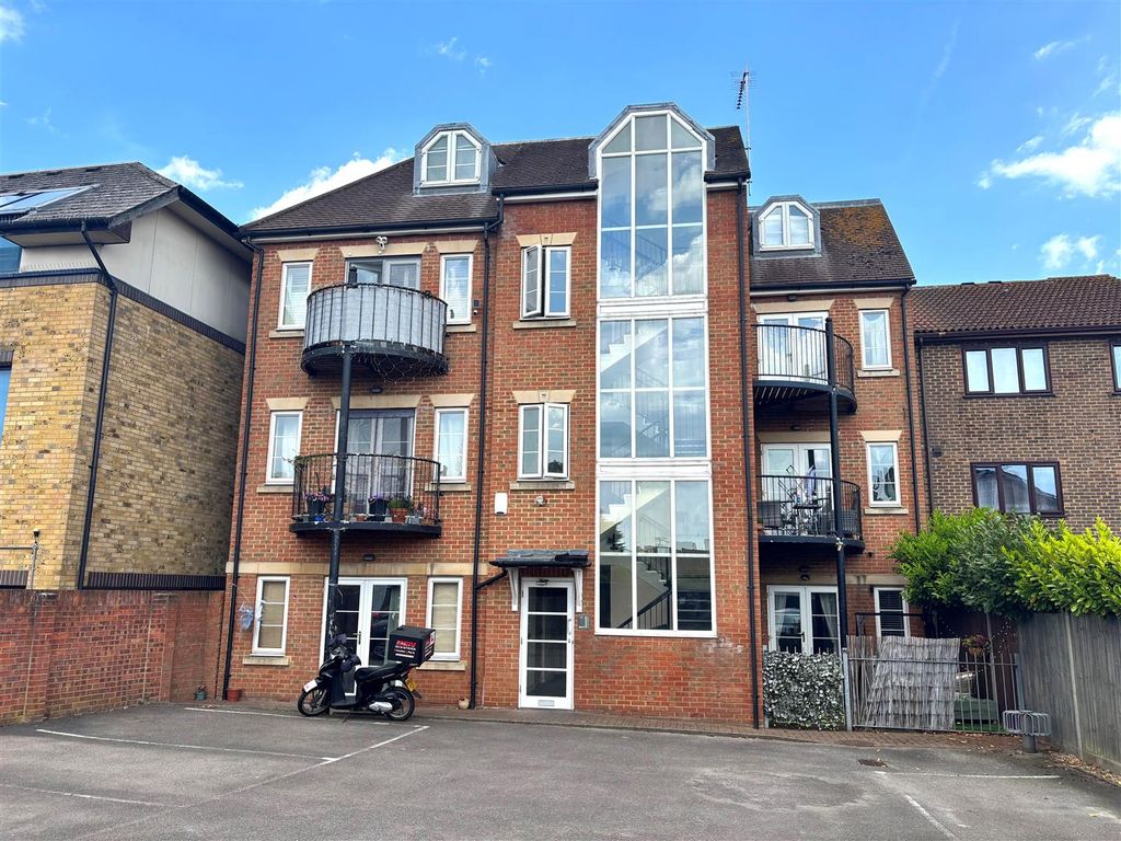 1 bed flat for saleTrinity Court, High Street, Addlestone KT15