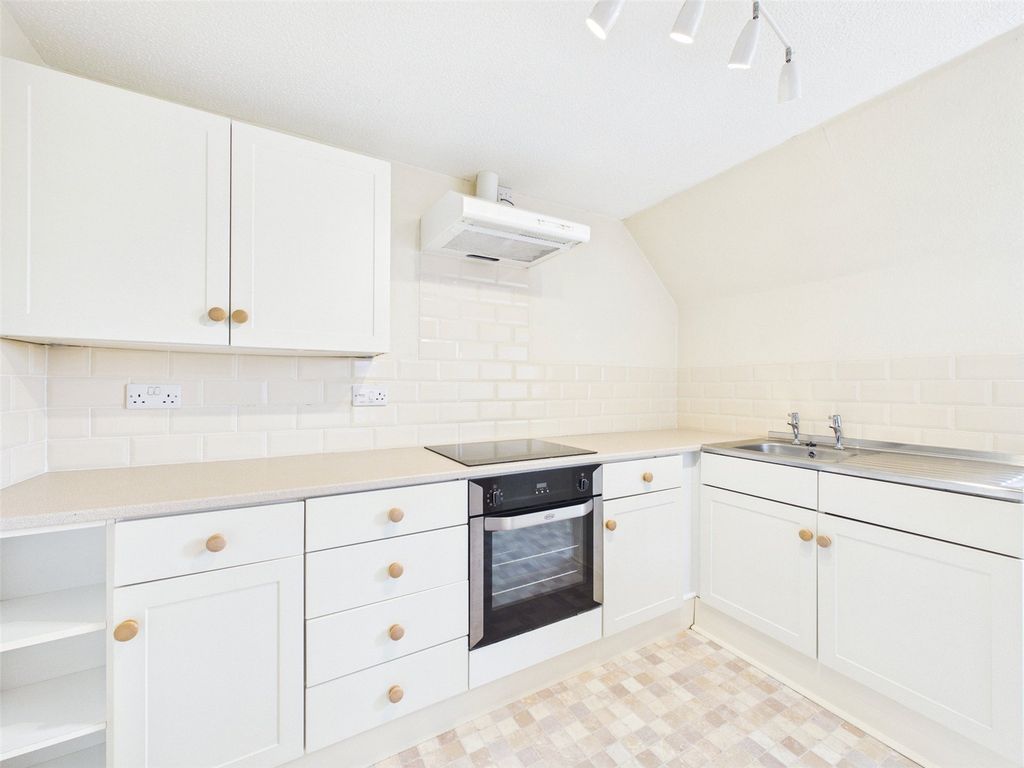 2 bed flat for saleThe Square, Holsworthy, Devon EX22 photo 2