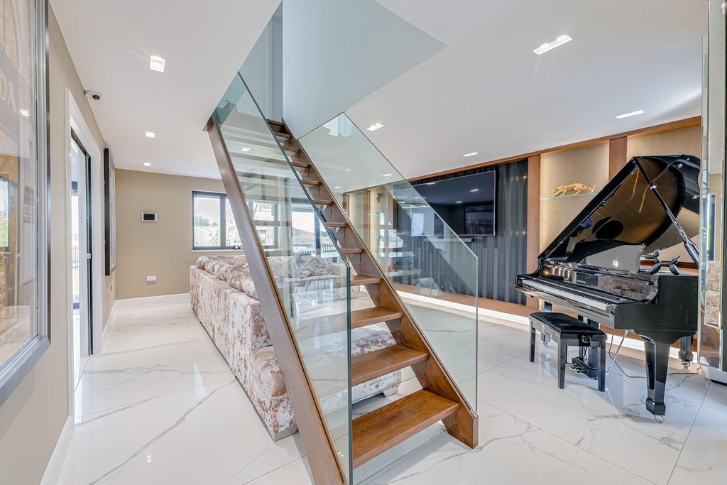 Additional image 3 of 5 bed detached house for saleHomestead Gardens, Hadleigh SS7