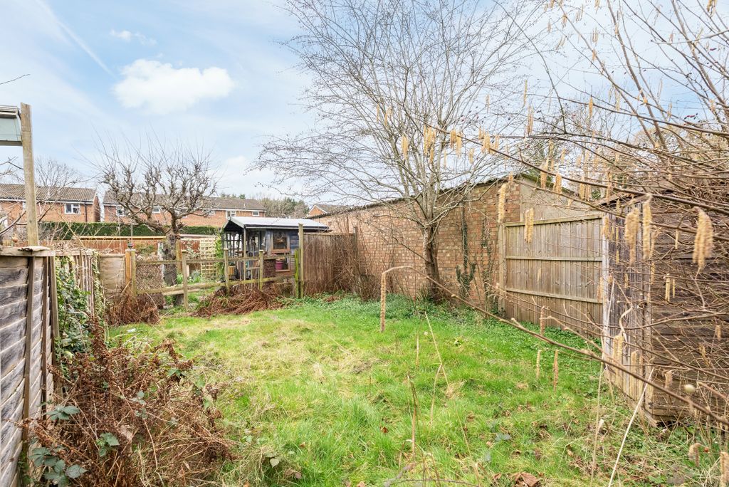 2 bed flat for saleDowns View, Pixham RH4 photo 4