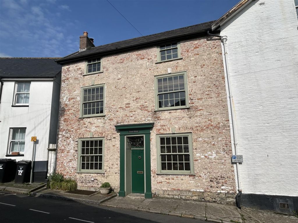 4 bed property for saleMarket Square, Axminster, Devon EX13 photo 5