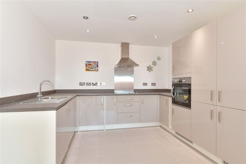 2 bed flat for salePilots View, Chatham, Kent ME4 photo 4