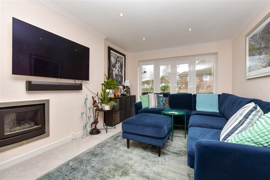 2 bed maisonette for saleCourtlands Crescent, Banstead, Surrey SM7 photo 4