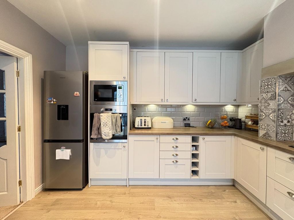 Additional image 6 of 4 bed terraced house for saleHigh Street, Hanging Heaton, Batley WF17