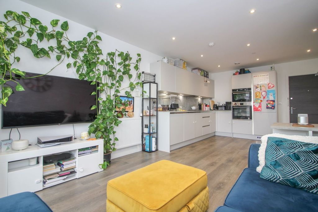 Additional image 5 of 2 bed flat for saleOxhey Drive, South Oxhey, Watford WD19