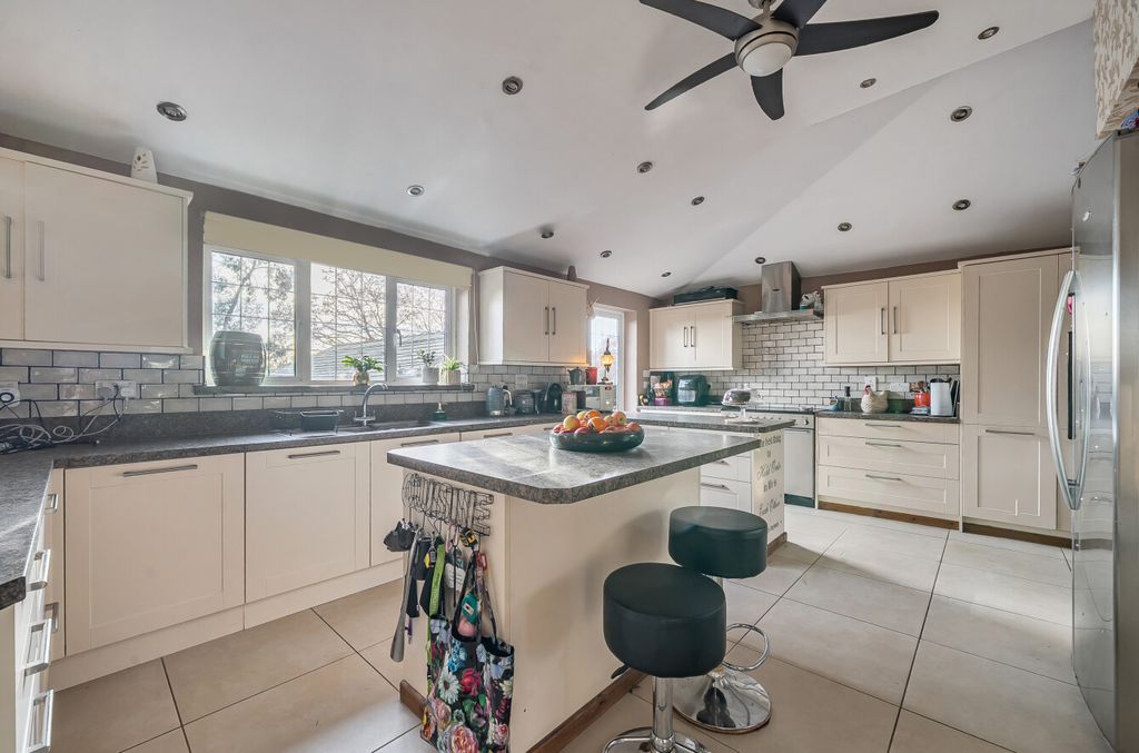 Additional image 10 of 4 bed detached house for saleBridge Road, Aldershot, Hampshire GU11