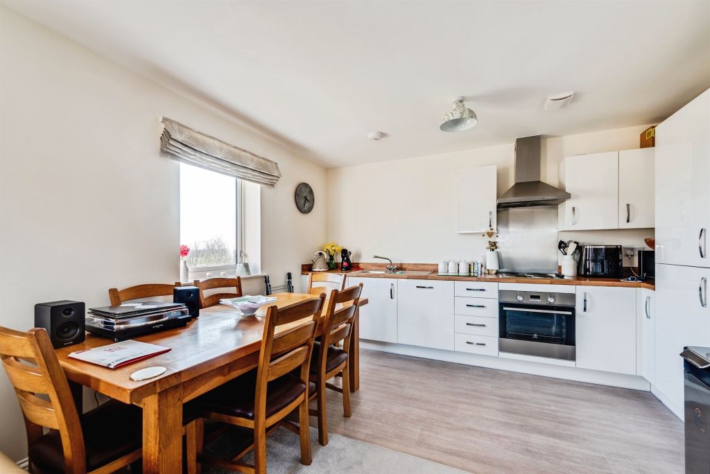 2 bed flat for saleGuild Close, Witney OX28 photo 2