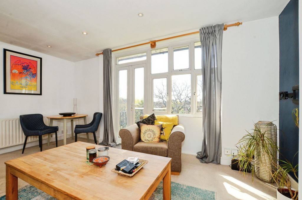 Additional image 3 of 2 bed flat for saleShirley Road, Abbots Langley WD5