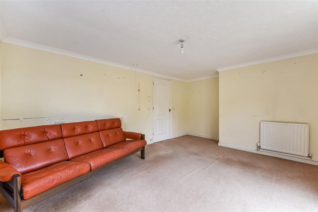 2 bed maisonette for saleCarters Meadow, Charlton, Andover SP10 photo 5