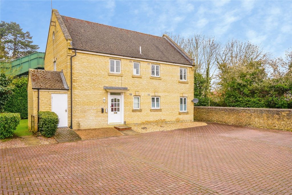 2 bed flat for saleCorncrake Way, Bicester, Oxfordshire OX26