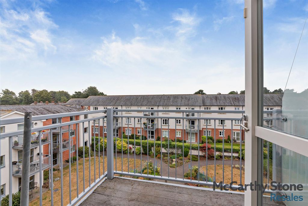 2 bed flat for saleLady Susan Court, New Road, Basingstoke RG21