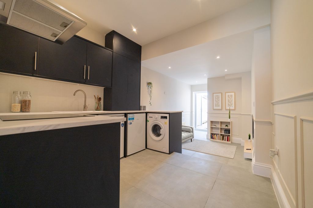 1 bed flat for saleMajor Road, Canton CF5 photo 3
