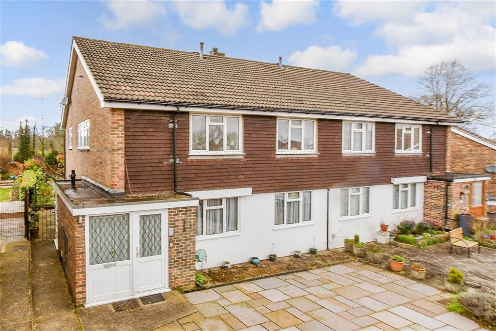 2 bed maisonette for saleCastleton Close, Banstead, Surrey SM7 photo 2