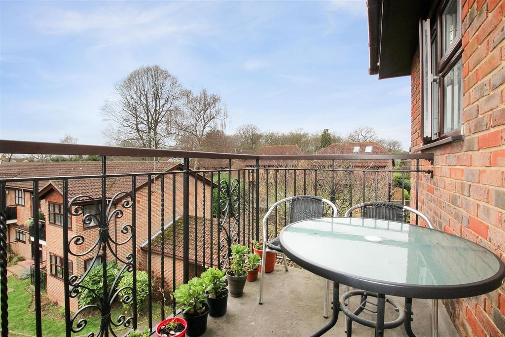 2 bed flat for saleParkhill Road, Bexley DA5 photo 4