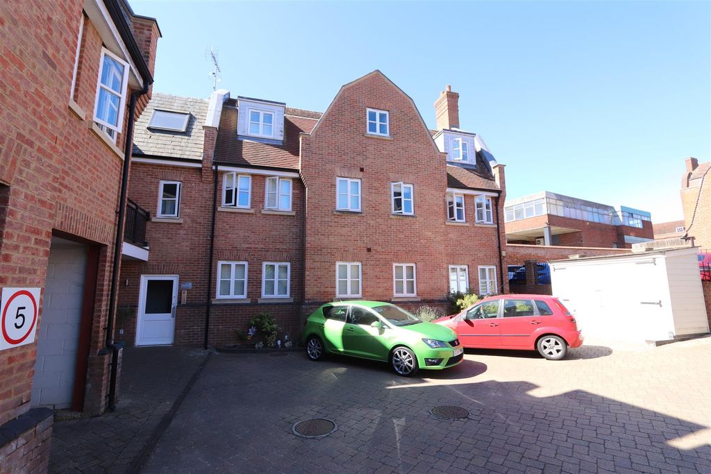 2 bed flat for saleHigh Street, Billericay, Essex CM12