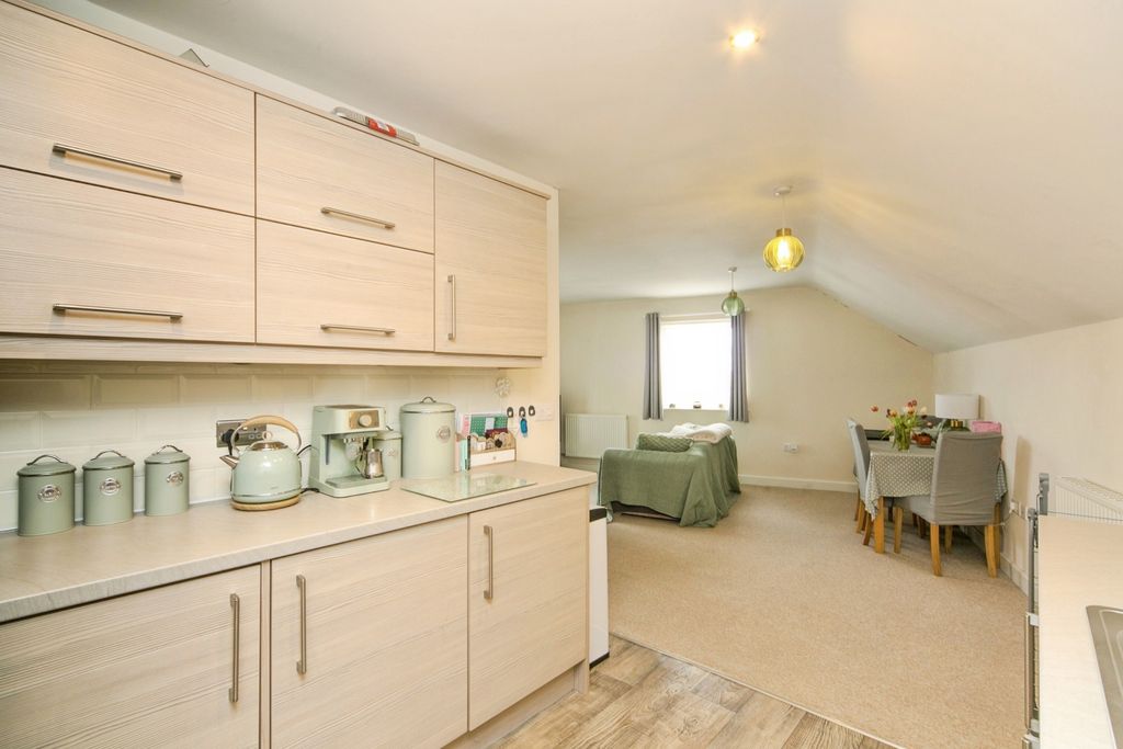1 bed flat for saleY Bae, Bangor, Gwynedd LL57 photo 5