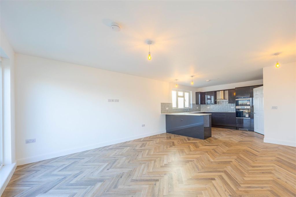 Additional image 2 of 2 bed flat for saleLondon Road, Hadleigh, Benfleet SS7
