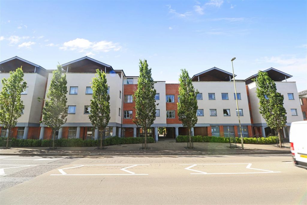 2 bed flat for saleLady Susan Court, New Road, Basingstoke RG21