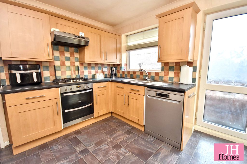 3 bed detached bungalow for saleChestnut Walk, Barrow-In-Furness, Cumbria LA13 photo 5