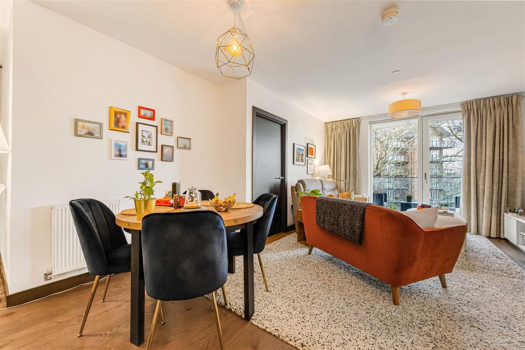 2 bed flat for saleRiverside View, 5-9 Berkeley Avenue RG1 photo 5