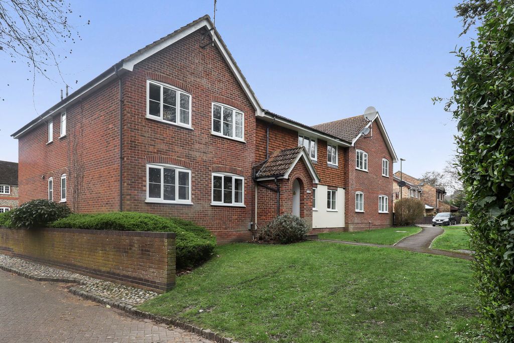 1 bed flat for saleLaird Court, Bagshot GU19