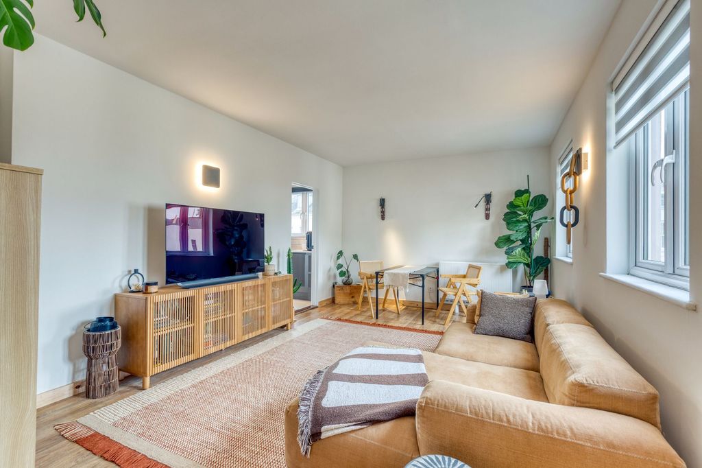 Additional image 9 of 2 bed flat for sale2 Windmark, Byron Lane, St Helier JE2