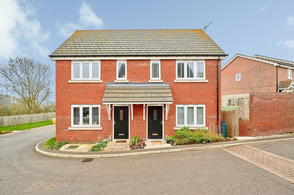 1 bed semi-detached house for saleKing Charles Drive, Stansted CM24