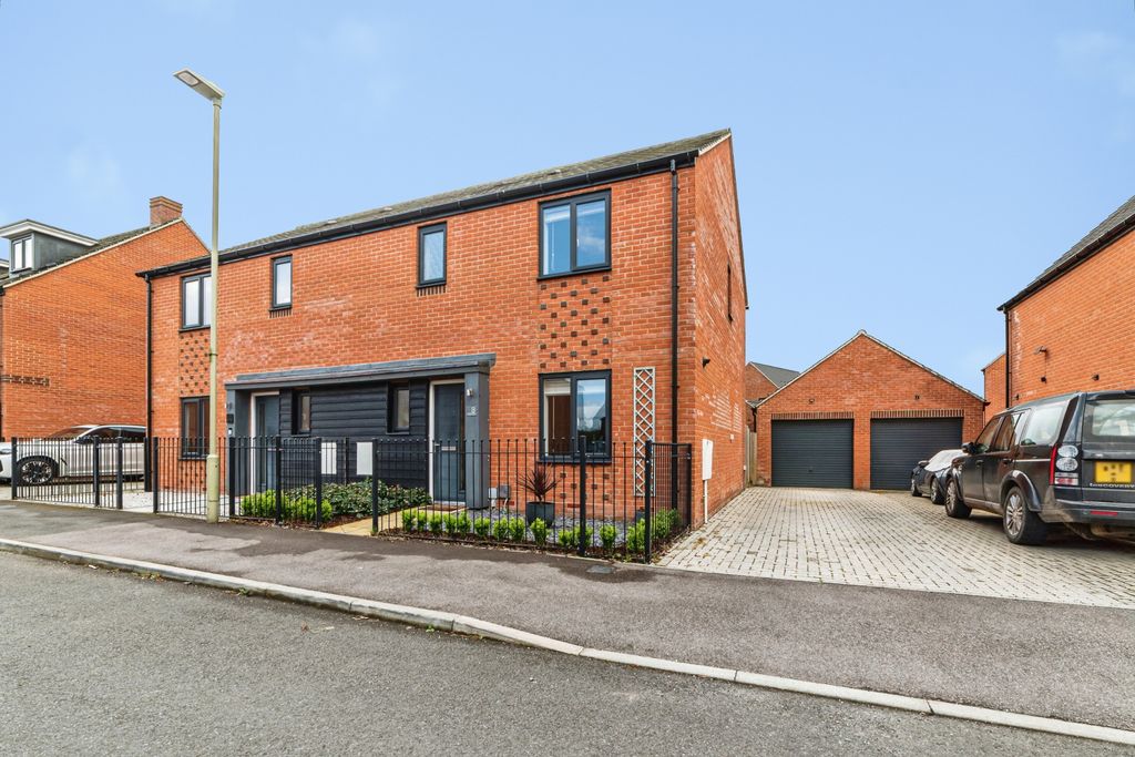3 bed semi-detached house for saleTreetop Avenue, Basingstoke RG23