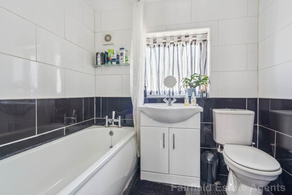 Additional image 13 of 4 bed terraced house for saleLongcliffe Path, South Oxhey, Watford WD19