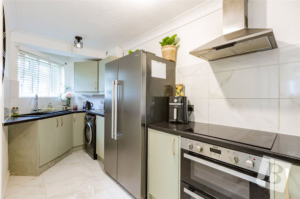 2 bed maisonette for salePickwick Close, Laindon, Basildon, Essex SS15 photo 2