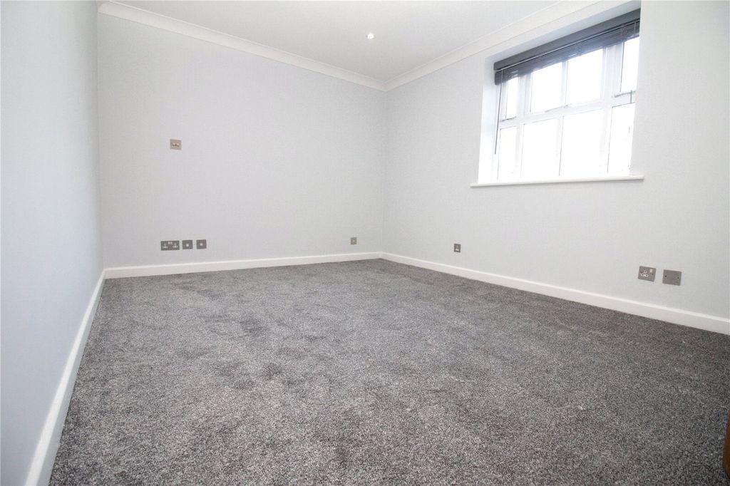 2 bed flat for saleNorthampton Grove, Langdon Hills, Basildon, Essex SS16 photo 4