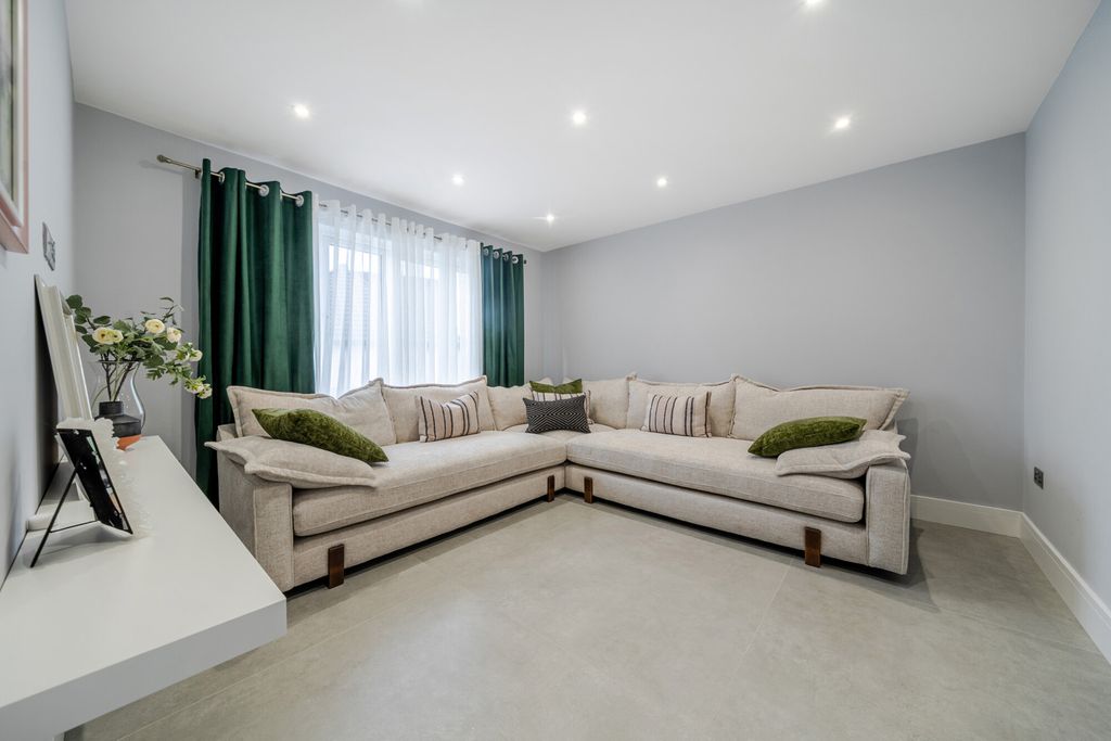 Additional image 8 of 5 bed semi-detached house for saleBrasted Close, Bexleyheath DA6