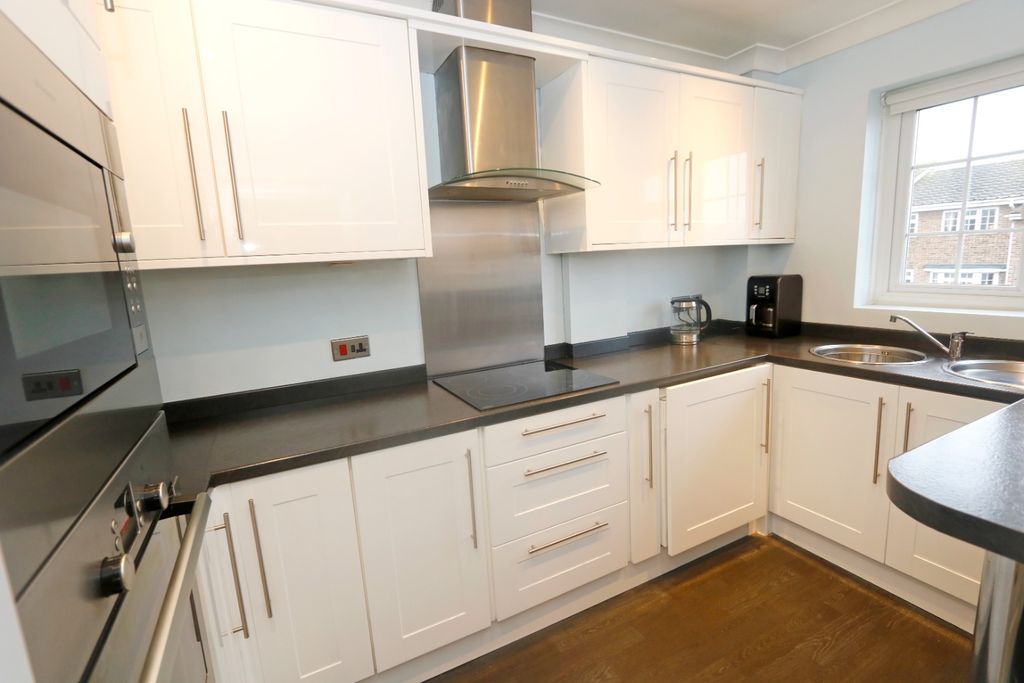 2 bed flat for saleStation Road, South Benfleet, Essex SS7 photo 4