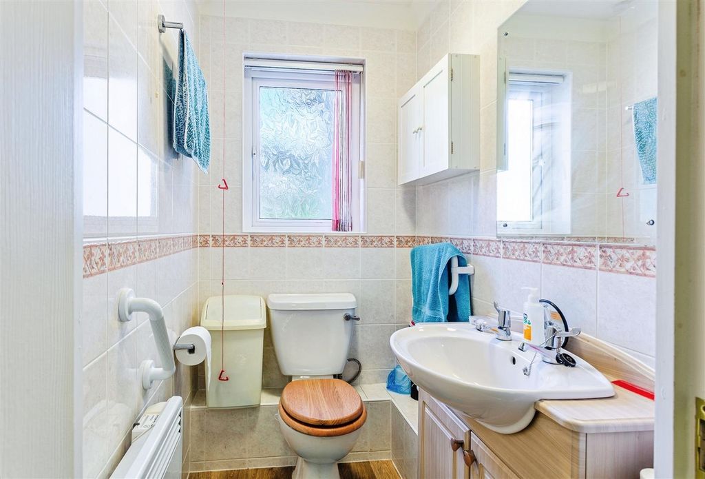Additional image 9 of 2 bed flat for salePeelers Court, St Andrews Road, Bridport DT6