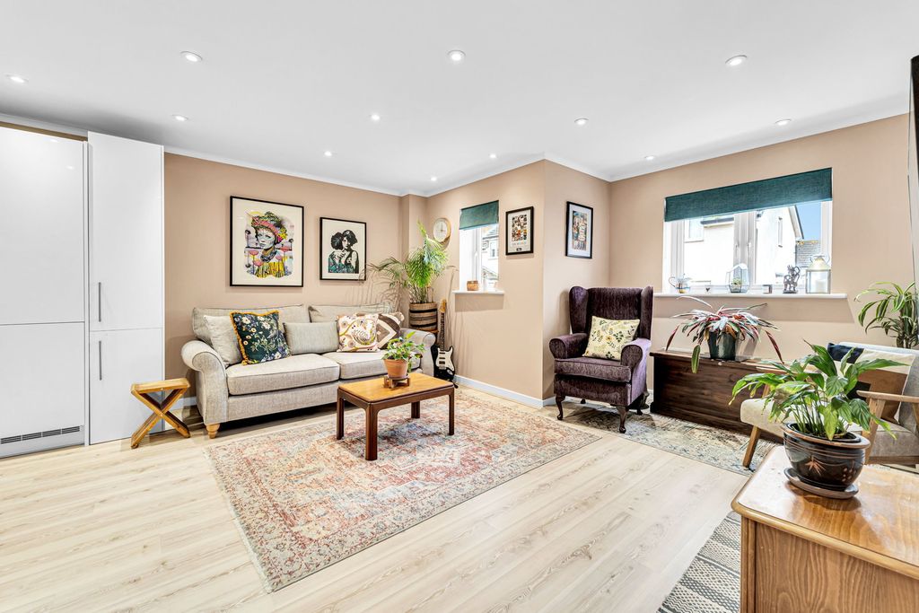 2 bed flat for salePyle Close, Addlestone KT15 photo 5