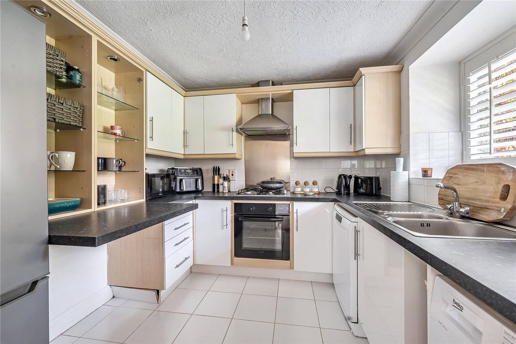 2 bed flat for saleReading Road, Arborfield, Reading, Berkshire RG2 photo 5