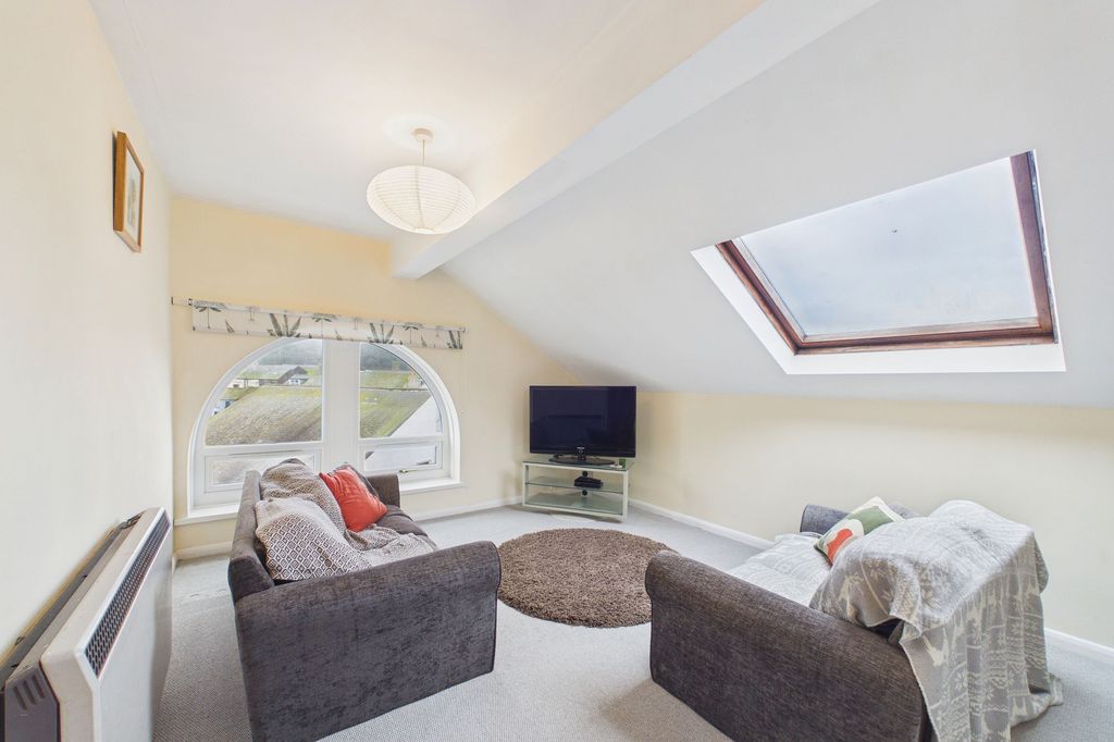2 bed flat for saleWest Strand, Harbourside West Strand CA28 photo 3