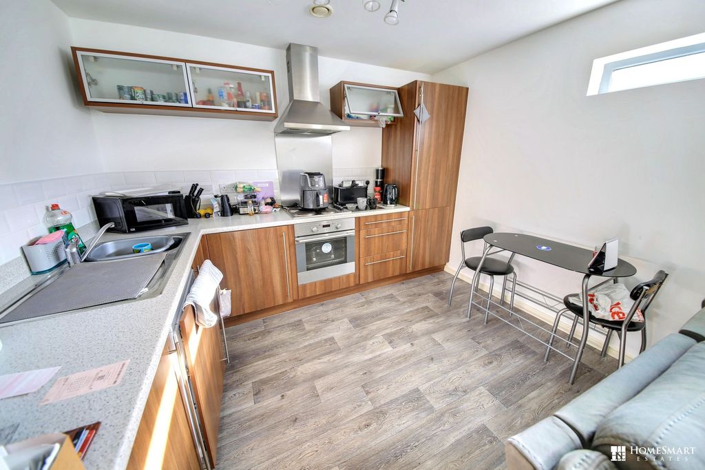 2 bed flat for saleThe Decks, Runcorn WA7 photo 2