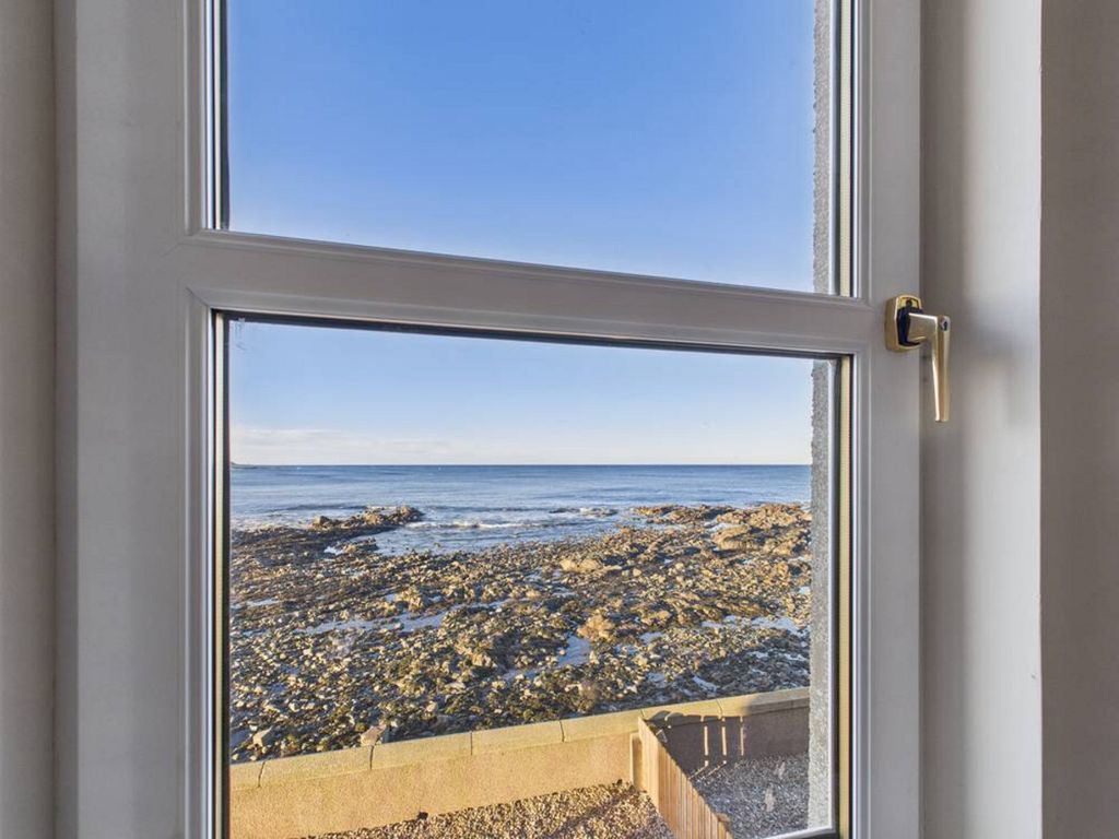 2 bed flat for saleUnion Road, Macduff AB44 photo 4