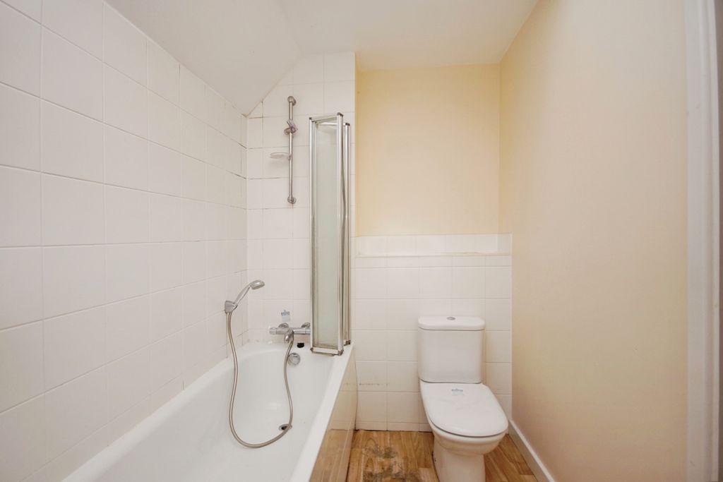 2 bed flat for saleTownsend Close, Dursley, Gloucestershire GL11 photo 4